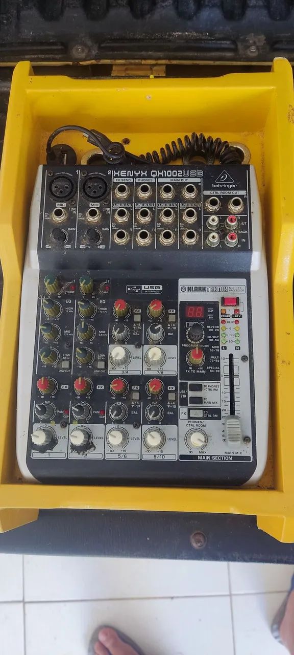 mesa Behringer 1002 com inversor 