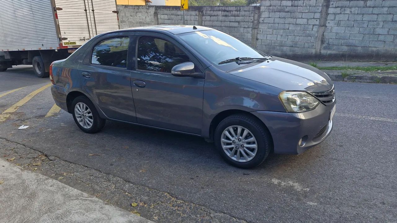 Toyota Etios ETIOS XLS Sedan 1.5 Flex 16V 4p Mec. 2015