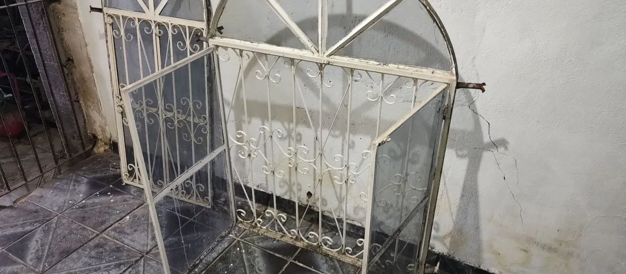 Colonial Iron Windows441993424956313604