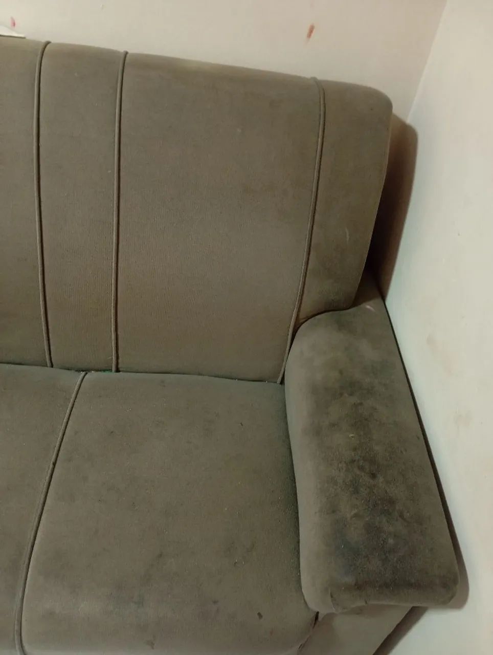 Vendo sofá com ótima estrutura e só falta higienizar