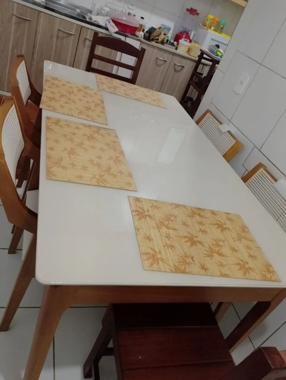 Mesa de madeira, quatro cadeiras