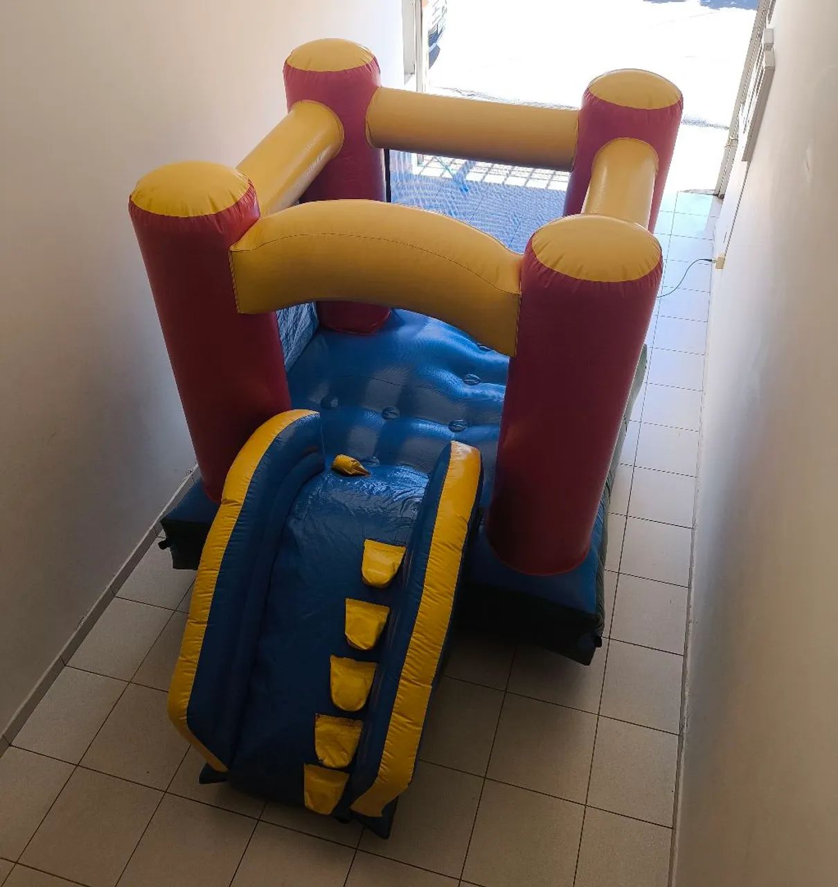 Pula pula com escorregador - inflável  - Foto 4