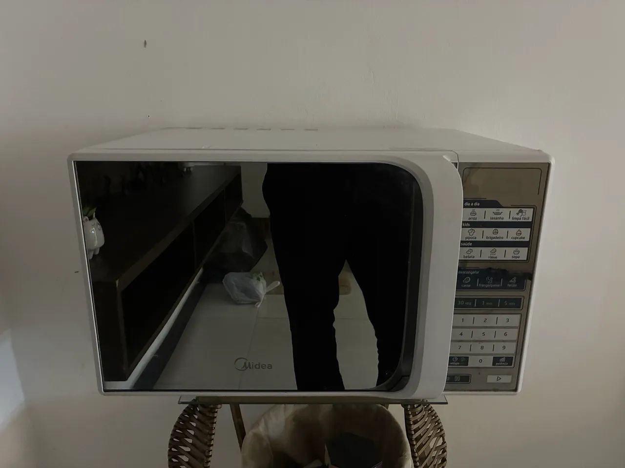 Microondas Midea 31L com defeito 