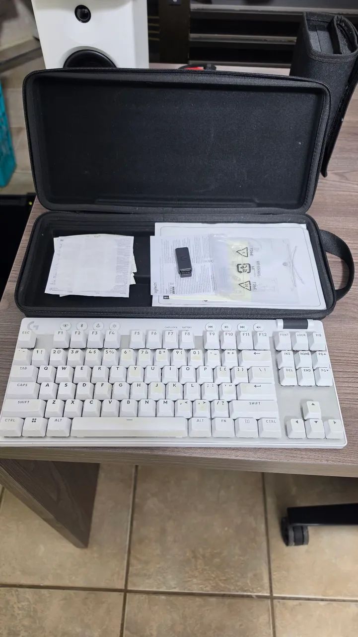 Teclado gamer Logitech Pro X TKL Branco - Foto 2