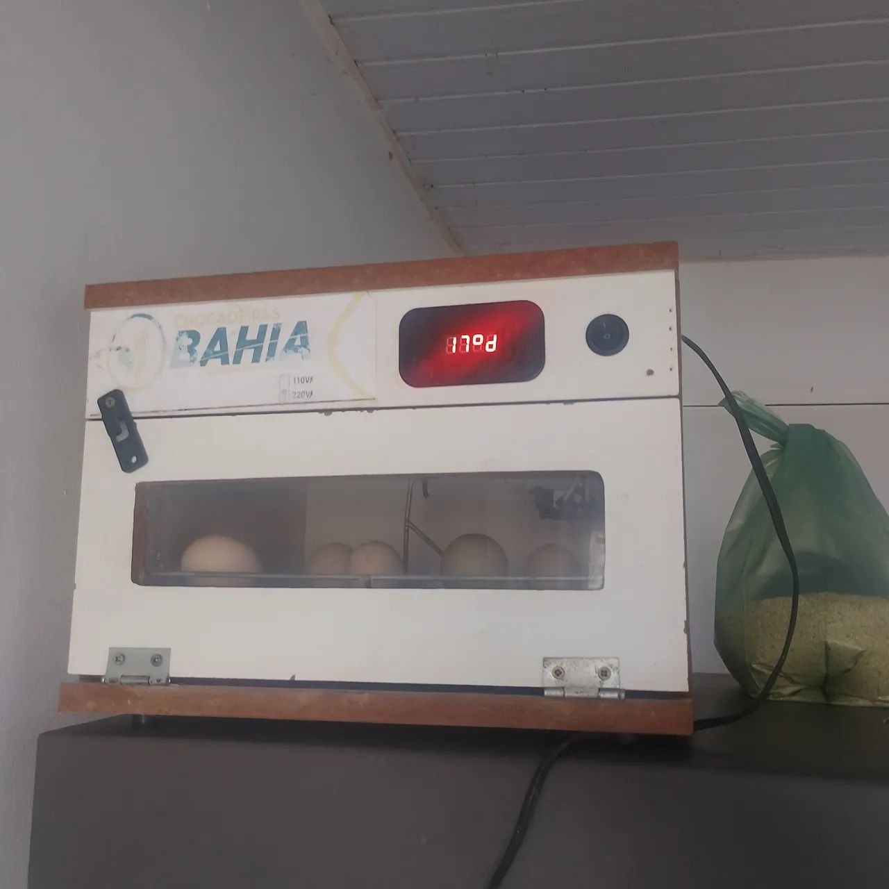 Chocadeira de ovos automática.