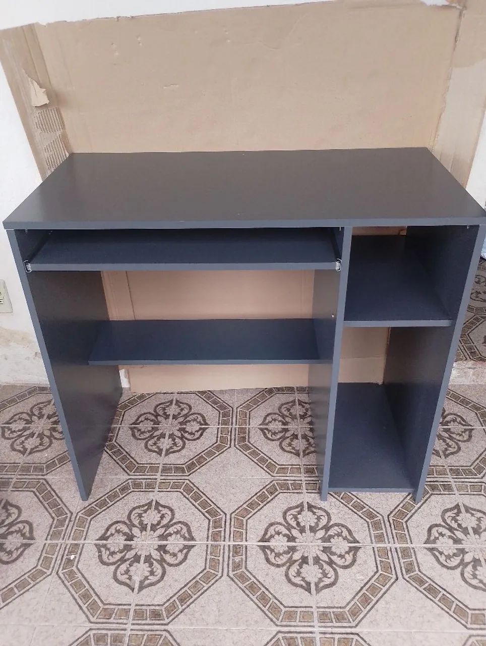 Mesa computador e e estudos.
