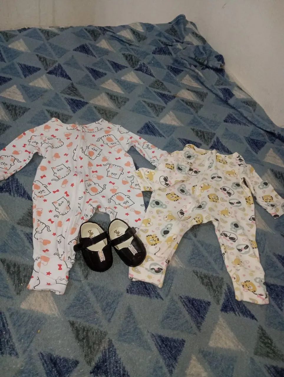 Várias roupinhas e sapatinhos para bebê 