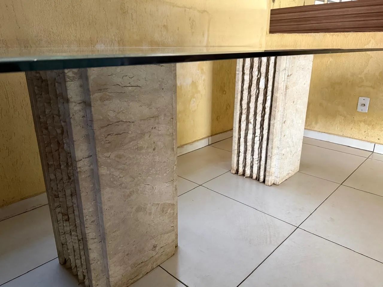 Mesa de pés de pedra bege Bahia 