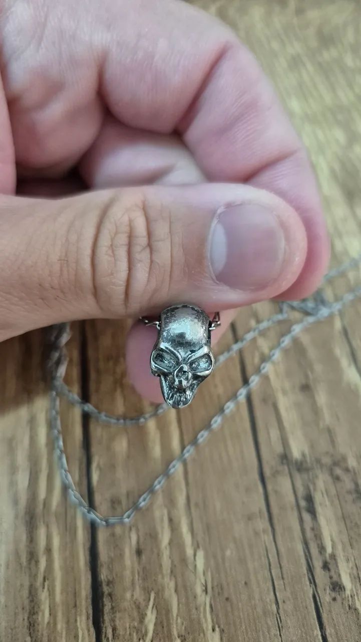 Colar com pingente de caveira - Foto 2