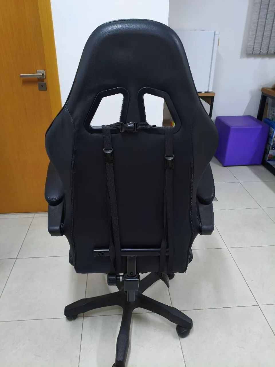 Cadeiras uma gamer e uma de escritório 