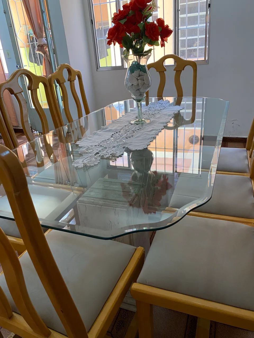 Mesa com tampo de vidros e 8 cadeiras  - Foto 5