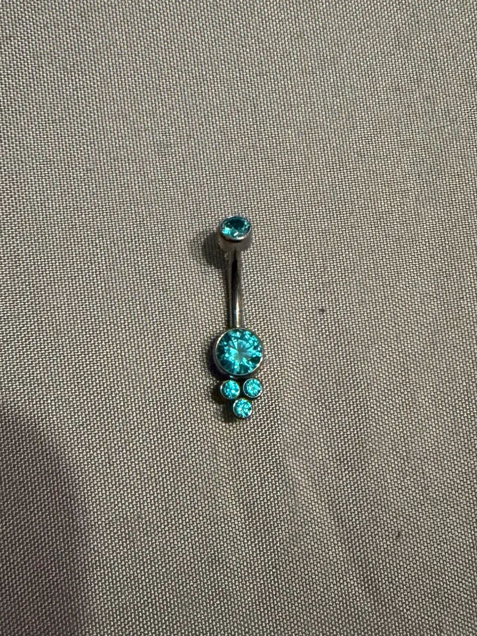 Piercing banana bell com zircônias azuis