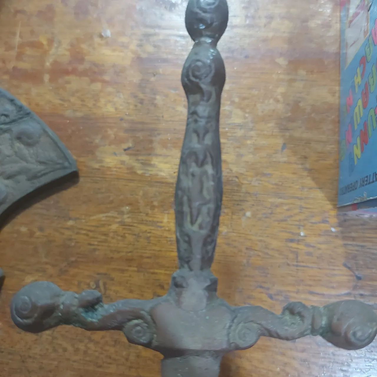 Brasão antigo em bronze espadas cruzada - Foto 4