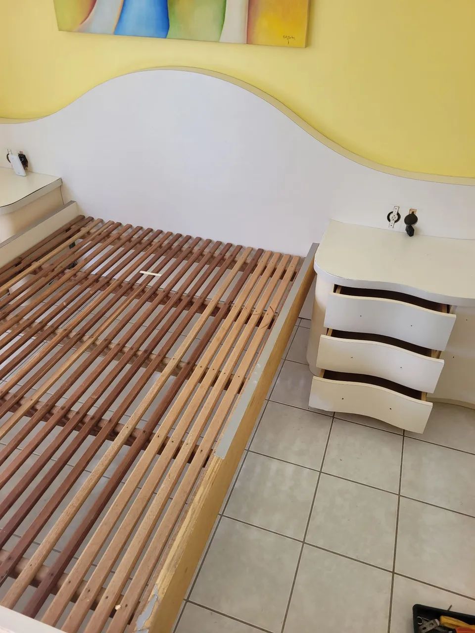 Cama de casal madeira com 2 criados mudos e cabeceira 