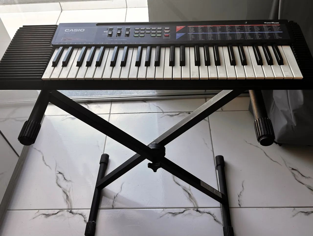 Teclado e tripé de apoio