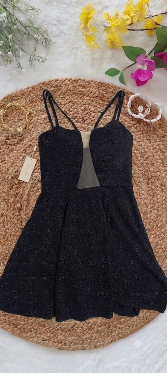 Vestido Preto com Brilho e Decote em Tule