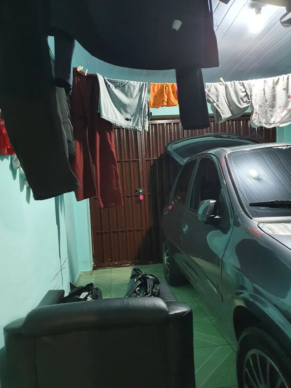 Casa com três cômodos garagem e banheiro 