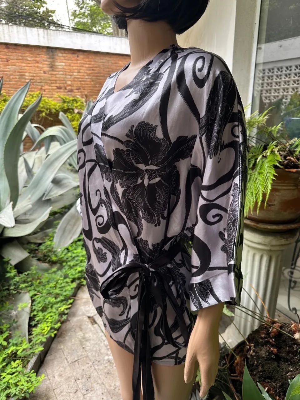 Blusa acetinada cinza e preta com faixa para amarrar - Foto 3