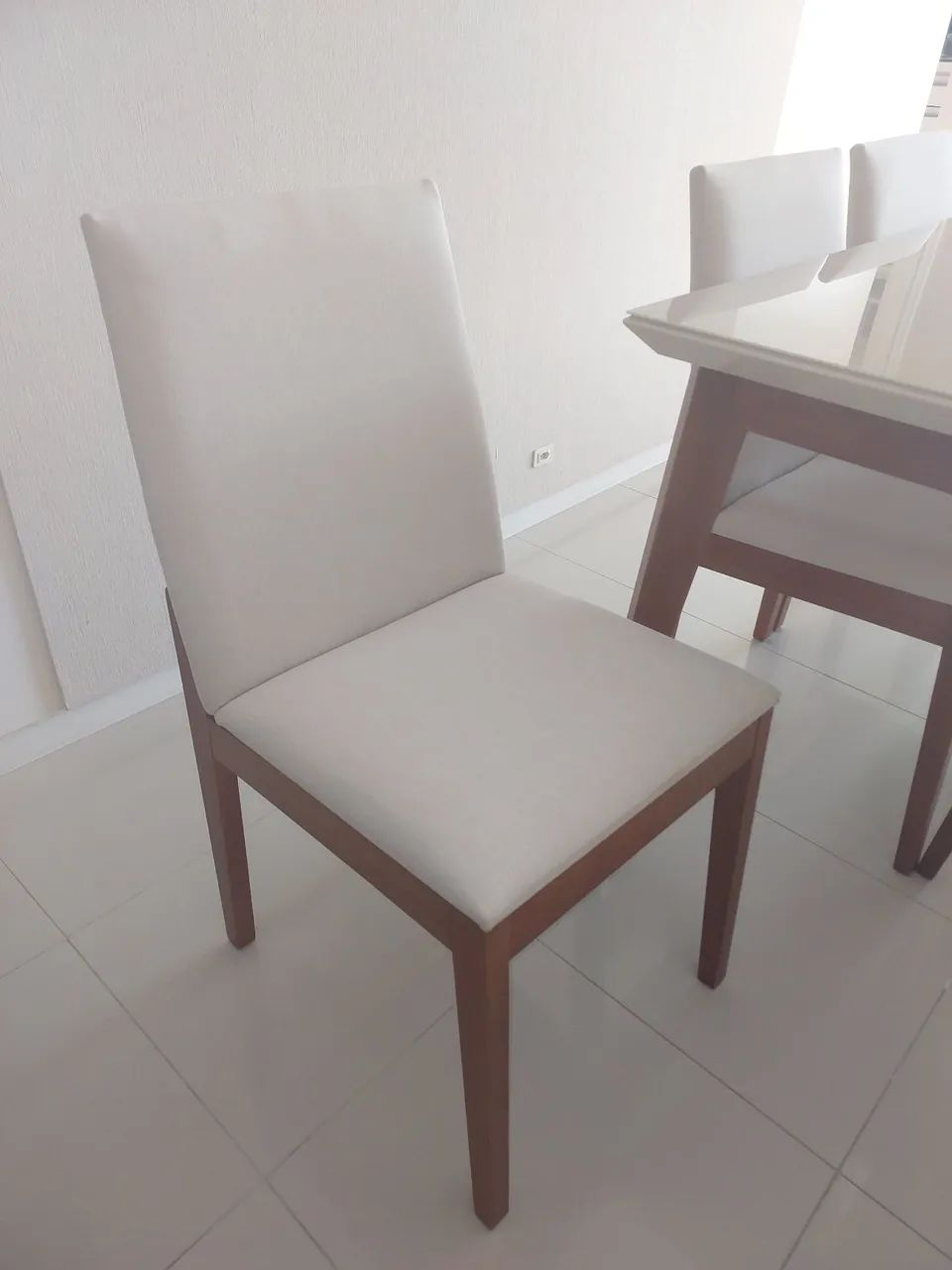 Mesa de Jantar com 6 Cadeiras - Tampo de Vidro Branco Off-White - Foto 4