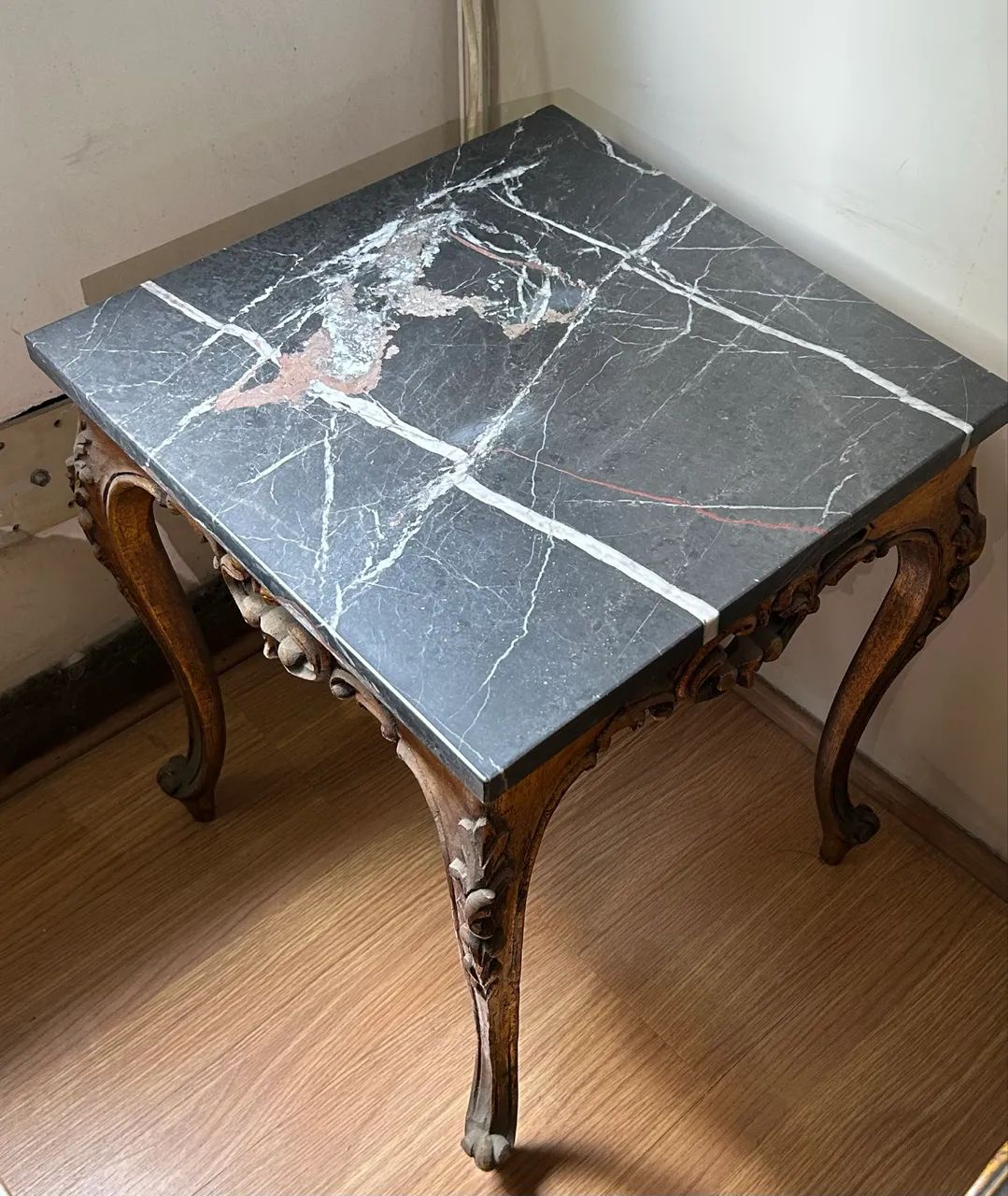 Mesa Lateral Antiga com Tampo em Mármore - Estilo Luís XV  - Foto 2
