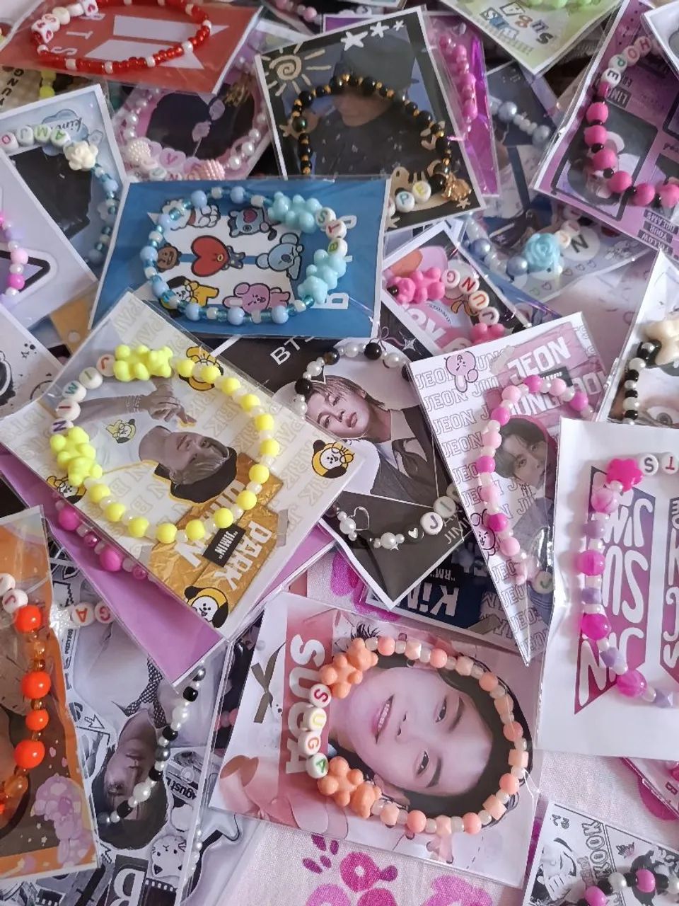 KIT 40 PULSEIRAS TEMÁTICAS BTS Perfeitas para fãs de K-pop e ARMYs apaixonados! 