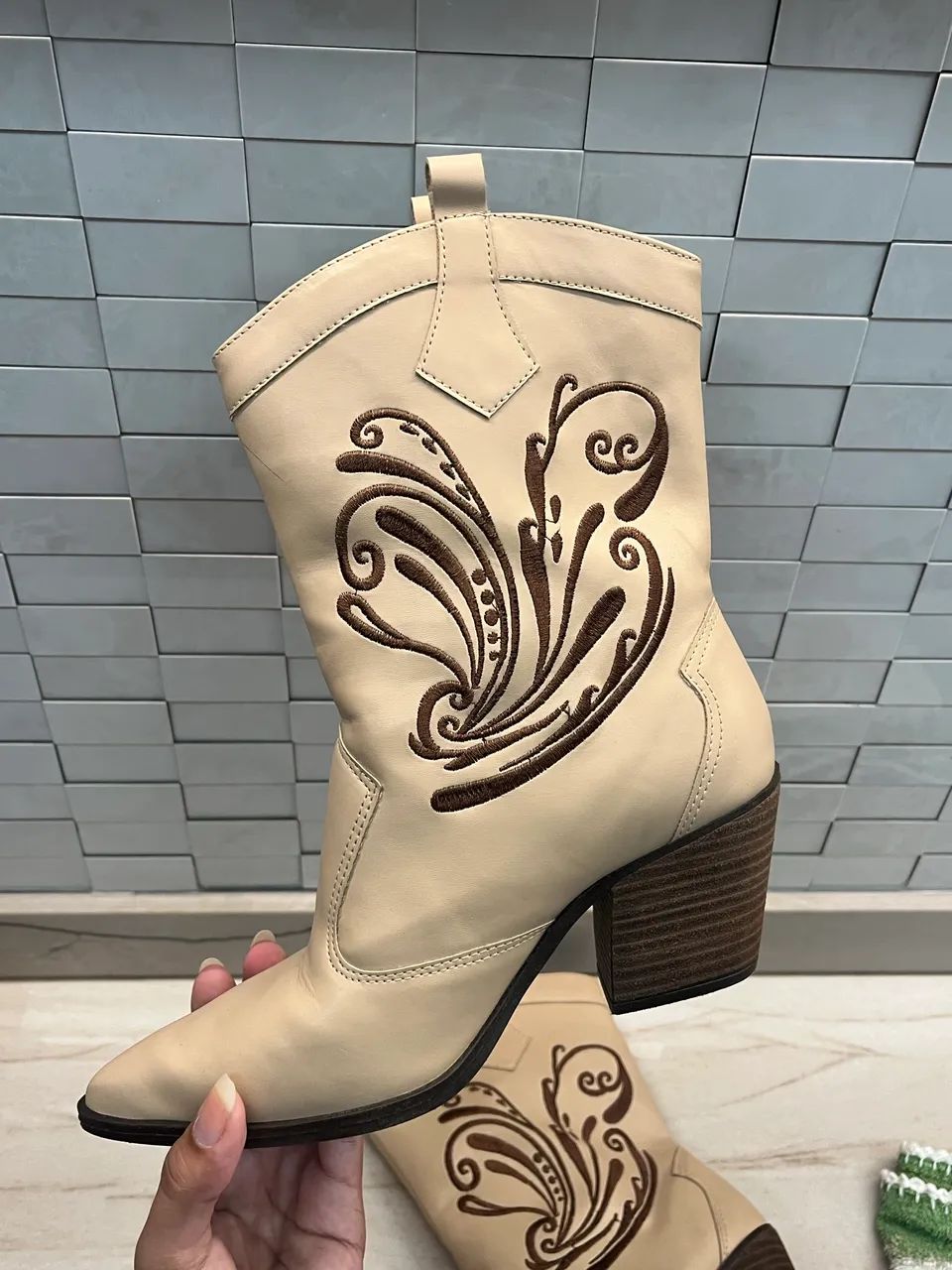 bota de couro bordada