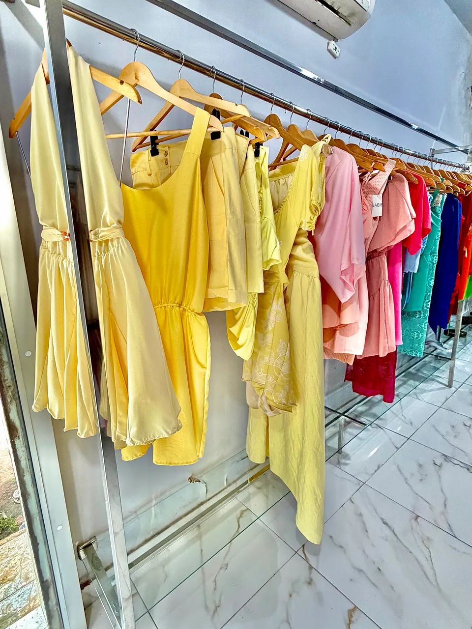 VENDO LOJA DE ROUPAS FEMININA COMPLETA - Foto 5