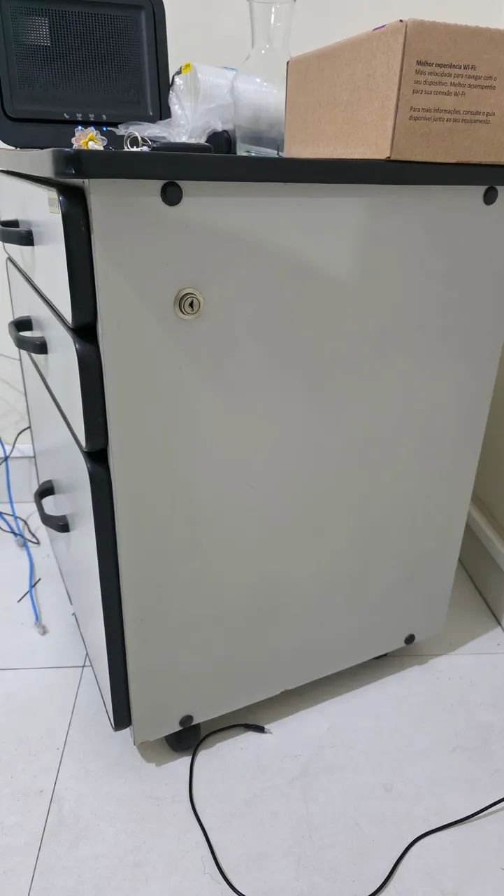 Vendo duas mesas. 250 reais as duas. - Foto 2