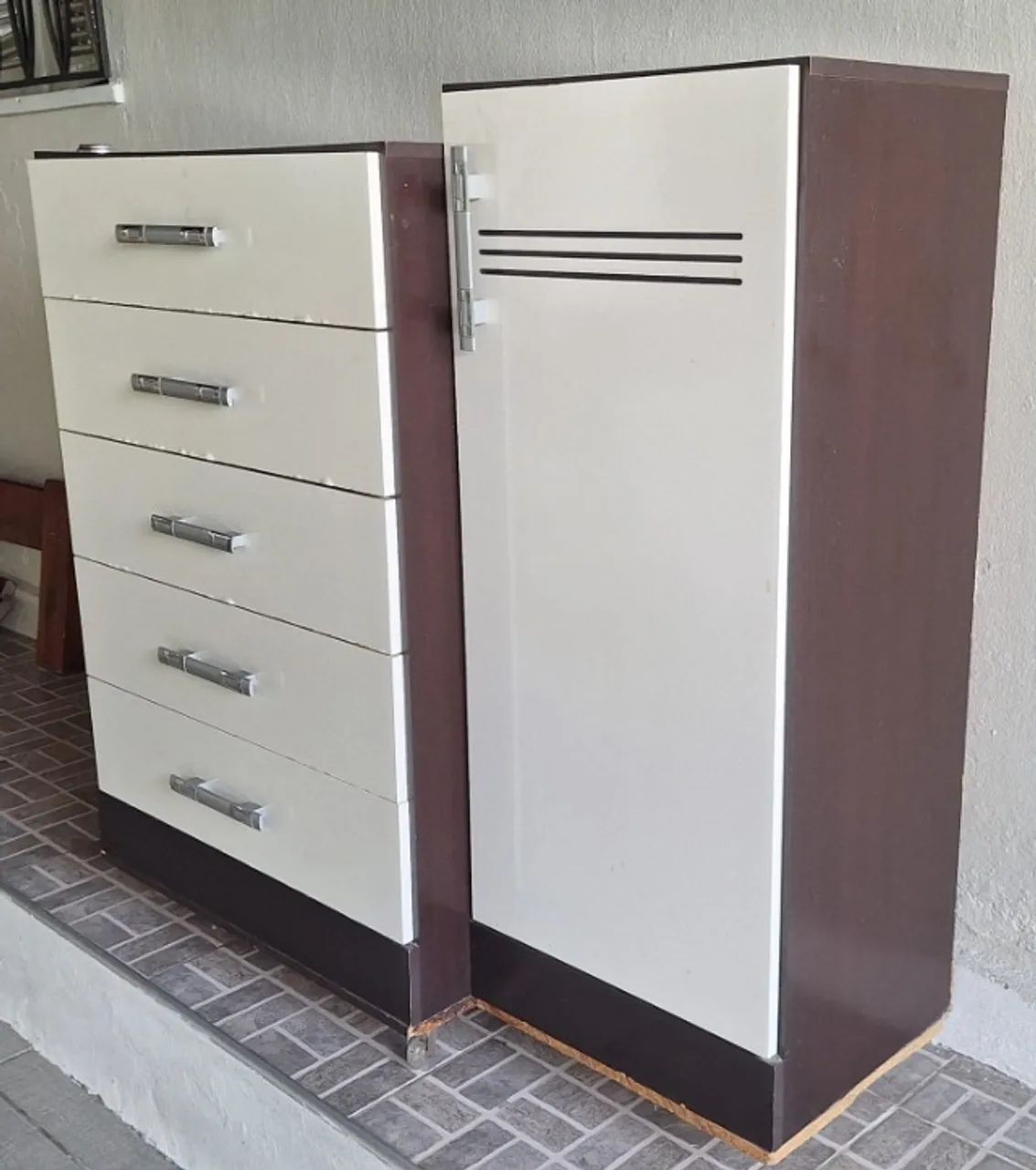CÔMODA E SAPATEIRA DE MADEIRA COM 05 GAVETAS E 1 PORTA PARA QUARTO (USADO) - Foto 5