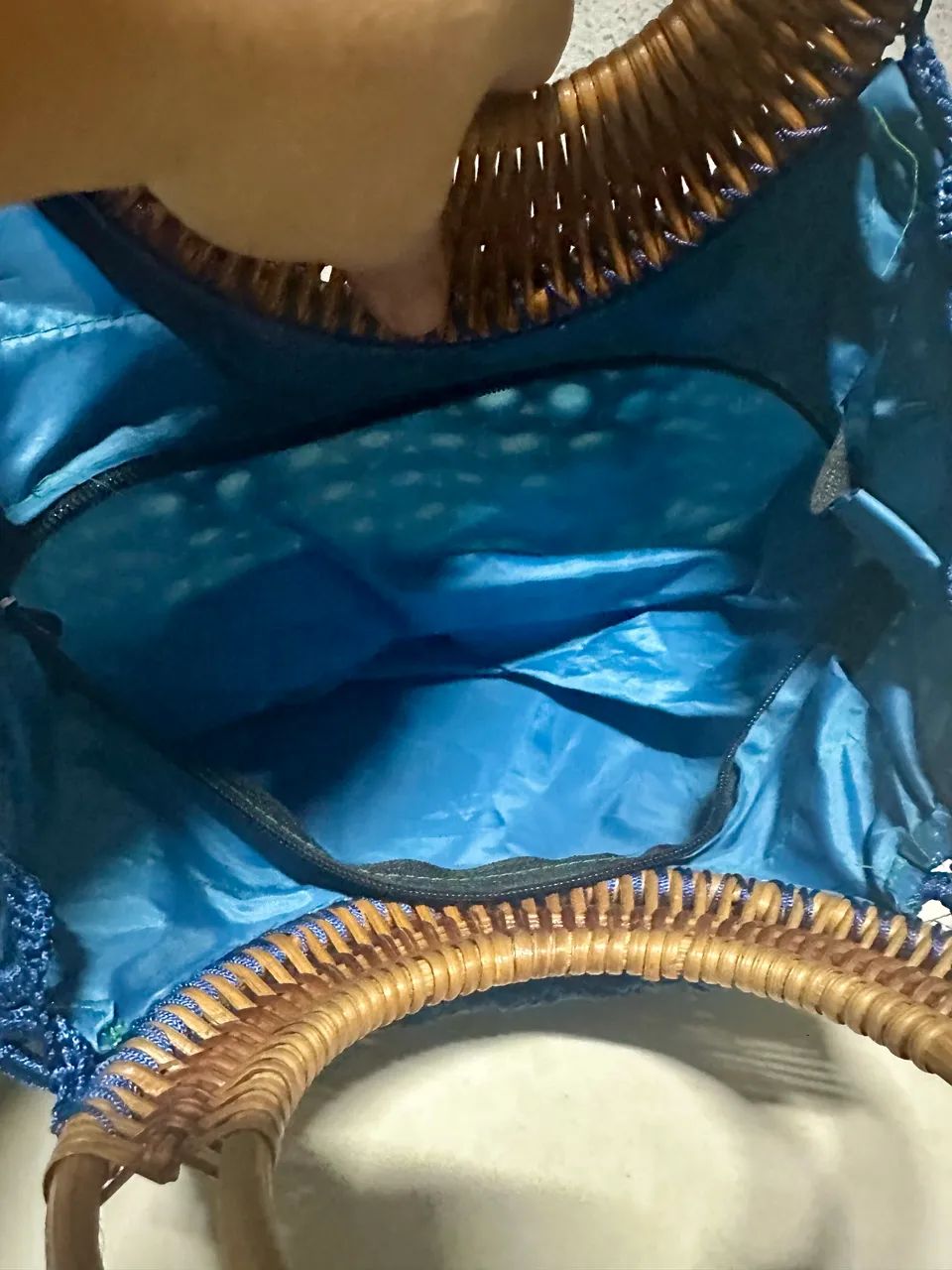 Bolsa de crochê com alça de rattan - Foto 4