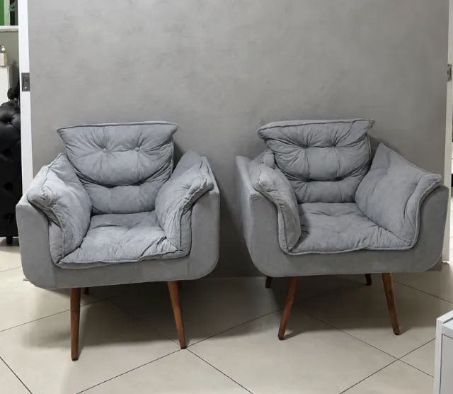 Par de Poltronas Retrô em Suede Cor Cinza com Pés de Madeira