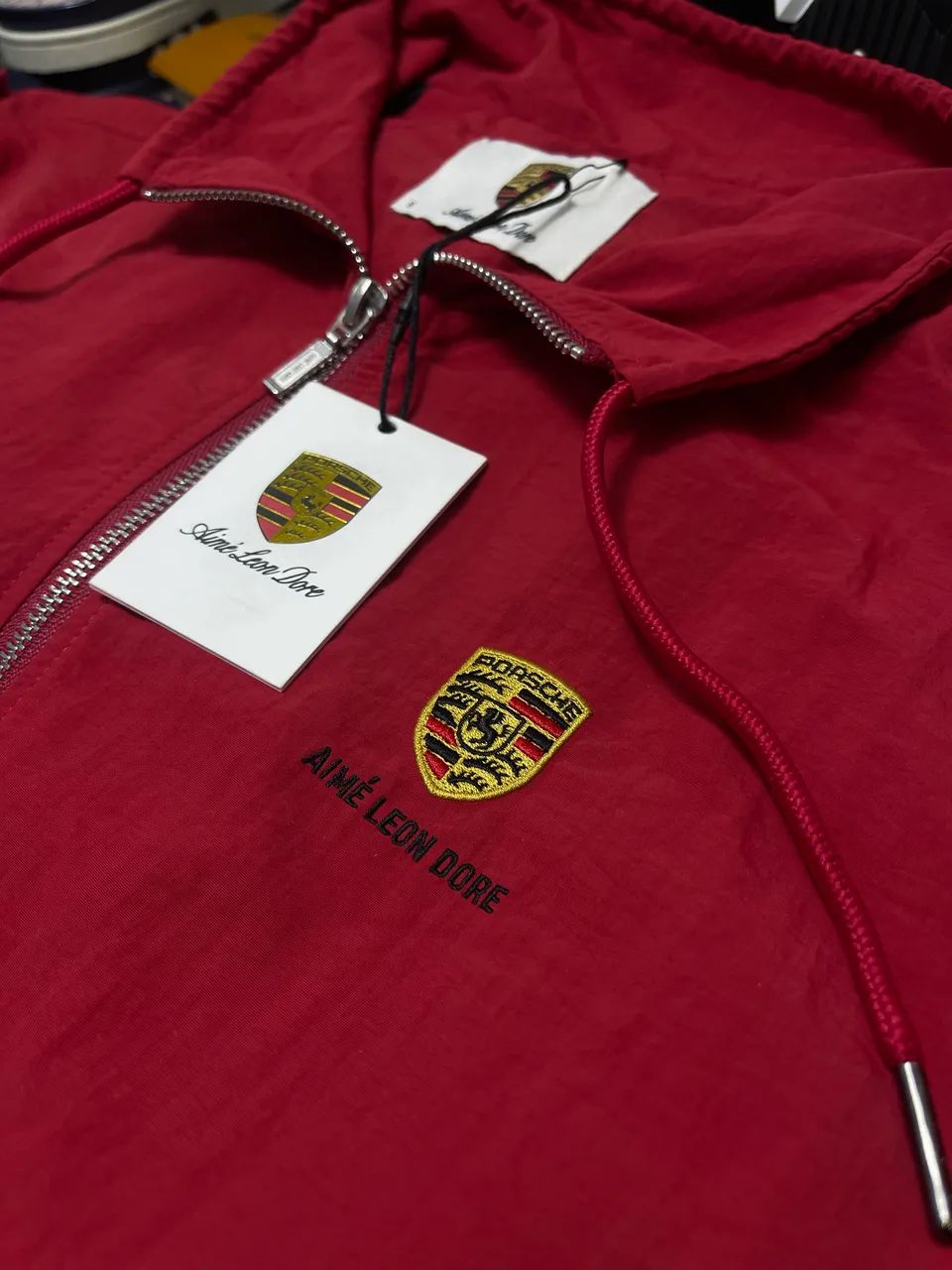 Jaqueta Porsche X Aimé Leon Dore Vermelha Nylon - Foto 2