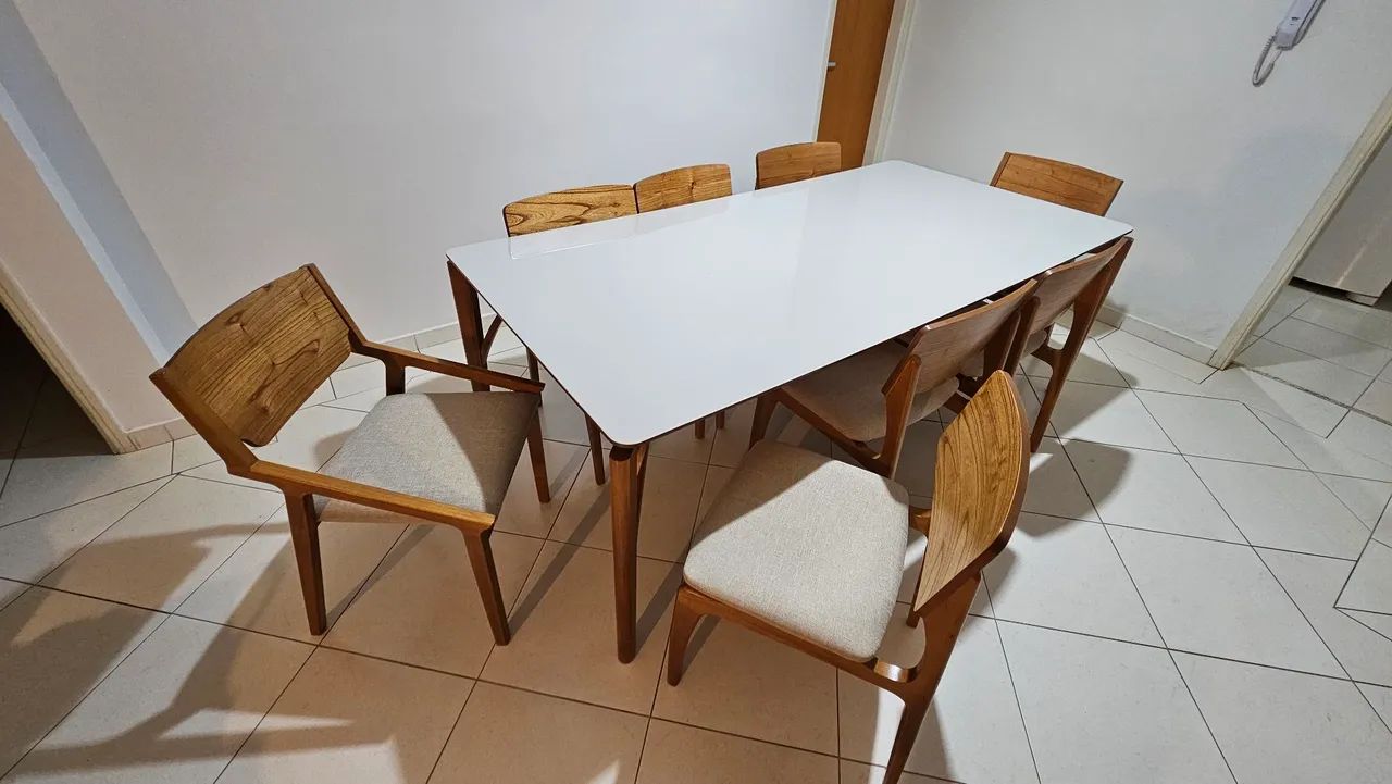 Mesa de madeira com tampo de vidro e laca