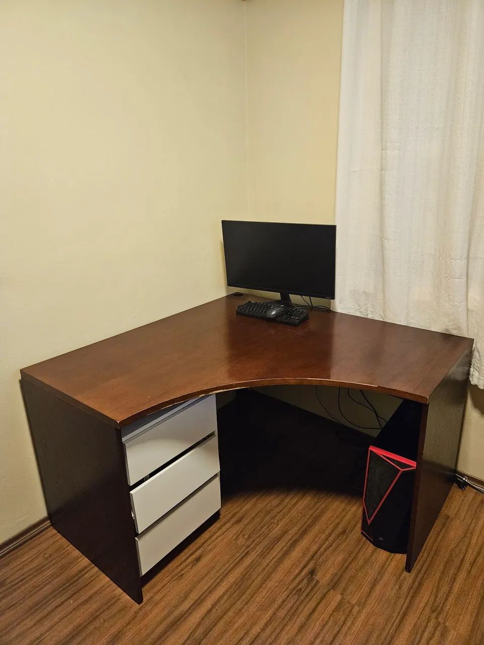 Mesa de escritório robusta e grande 