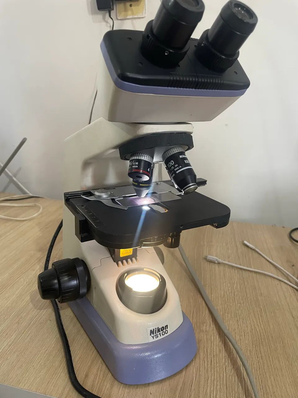 Microscópio binocular Nikon 