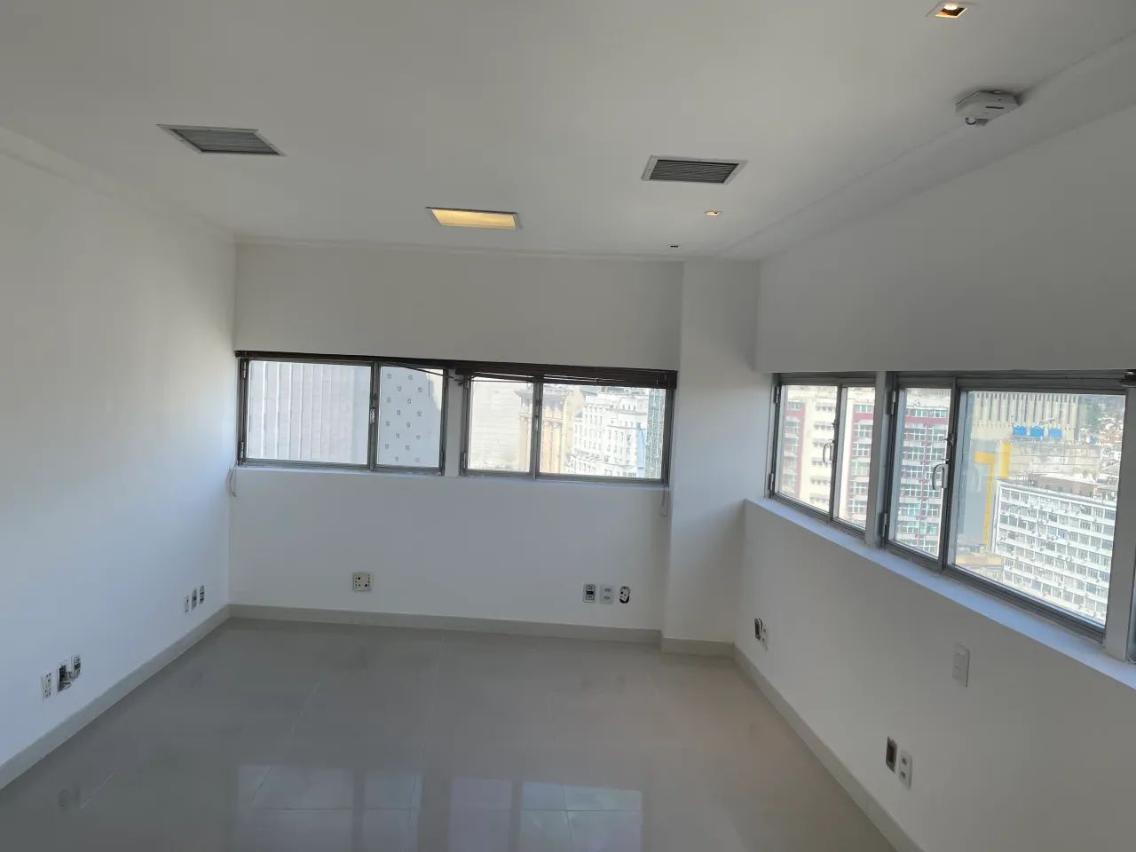 Escritório com 130m2. Lindamente Reformado. Divisão Otimizada do Espaço