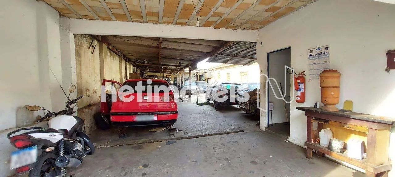 Lote plano com 300 m²; próximo à Rua Niquelina