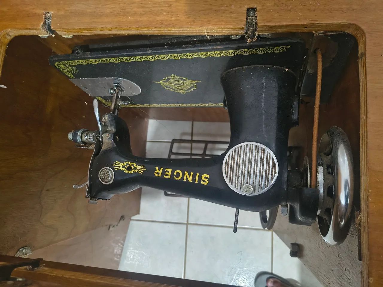 Máquina de Costura ? Singer 15C com caixaria  - Foto 2