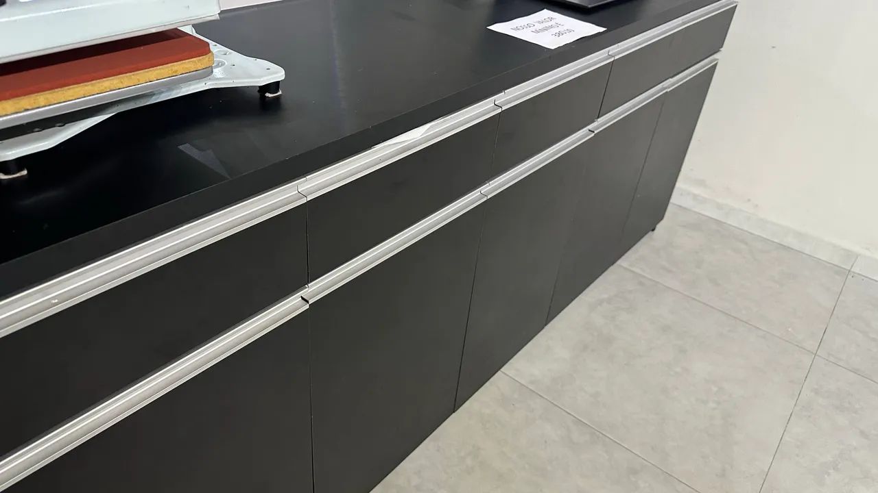 Balcão de MDF preto 
