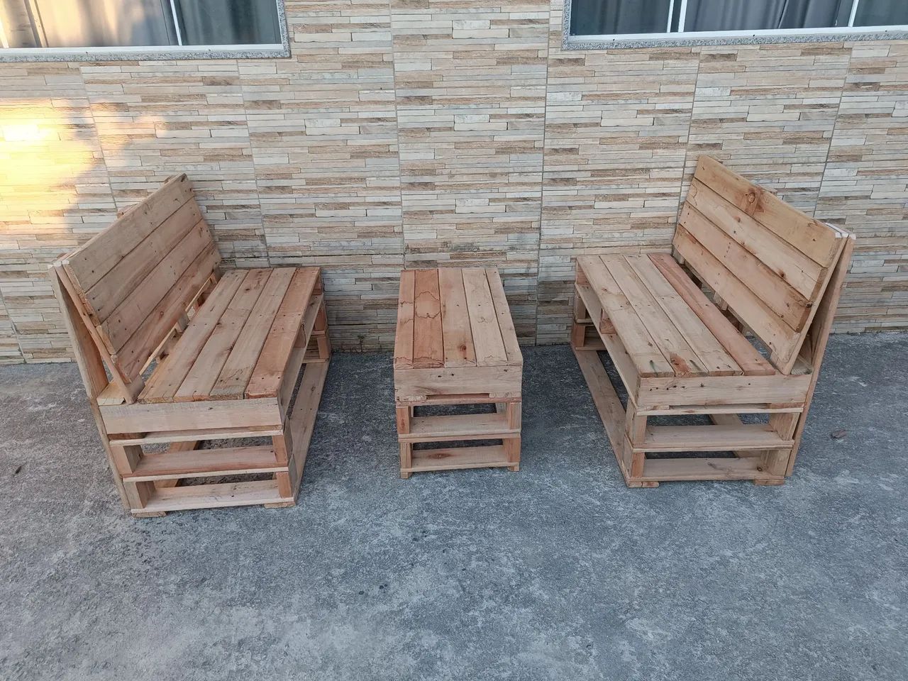 Conjunto 2 sofás de pallet e mesa de centro 