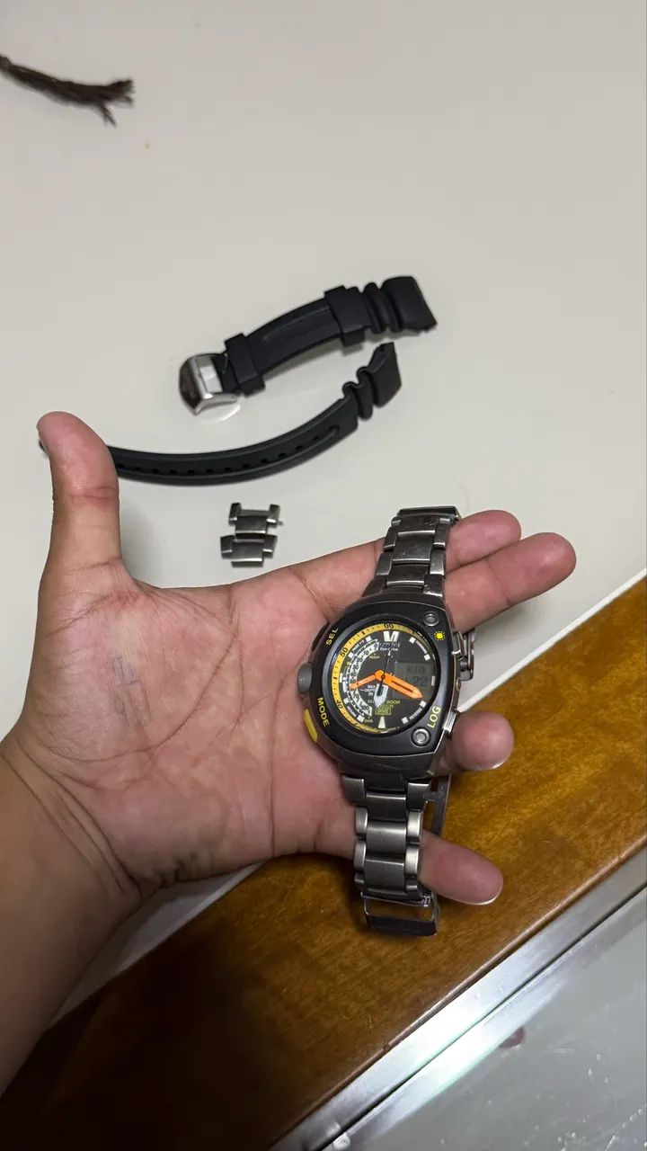 Relogio citizen meia lua titanium amarelo - Foto 4