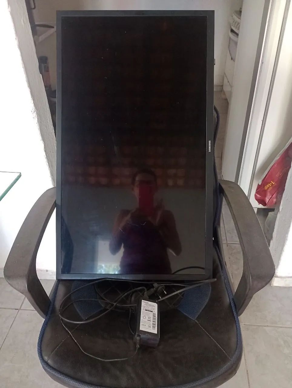 Televisão 32 polegadas único problema o display por isso estou vendendo por 100 reais 
