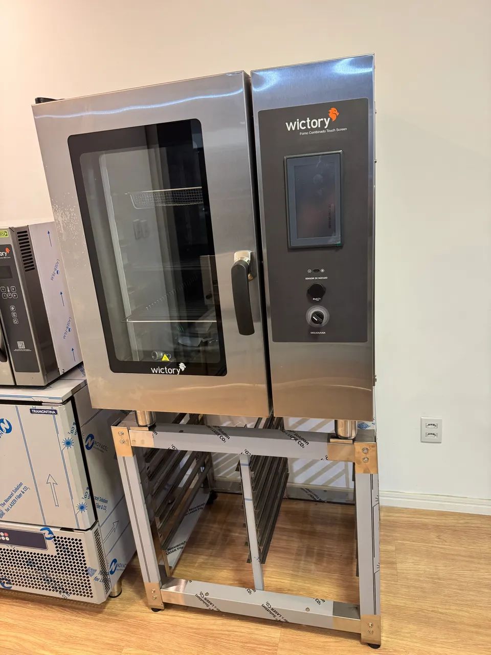 Forno Combinado Wictory elétrico 8 gns com cavalete 