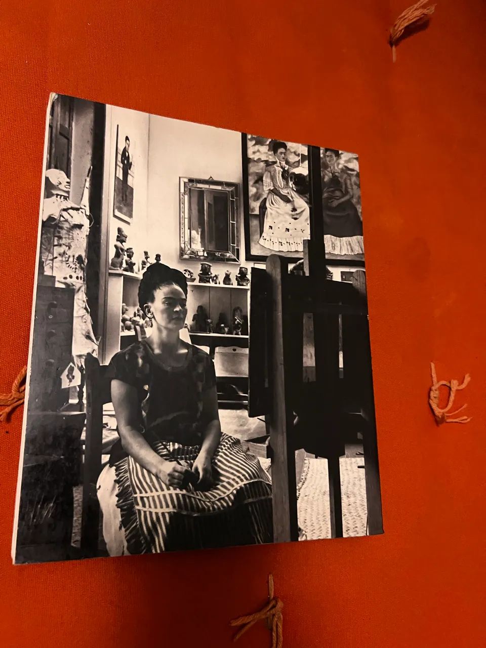 Catálogo com toda a história de Frida em alemão  - Foto 3