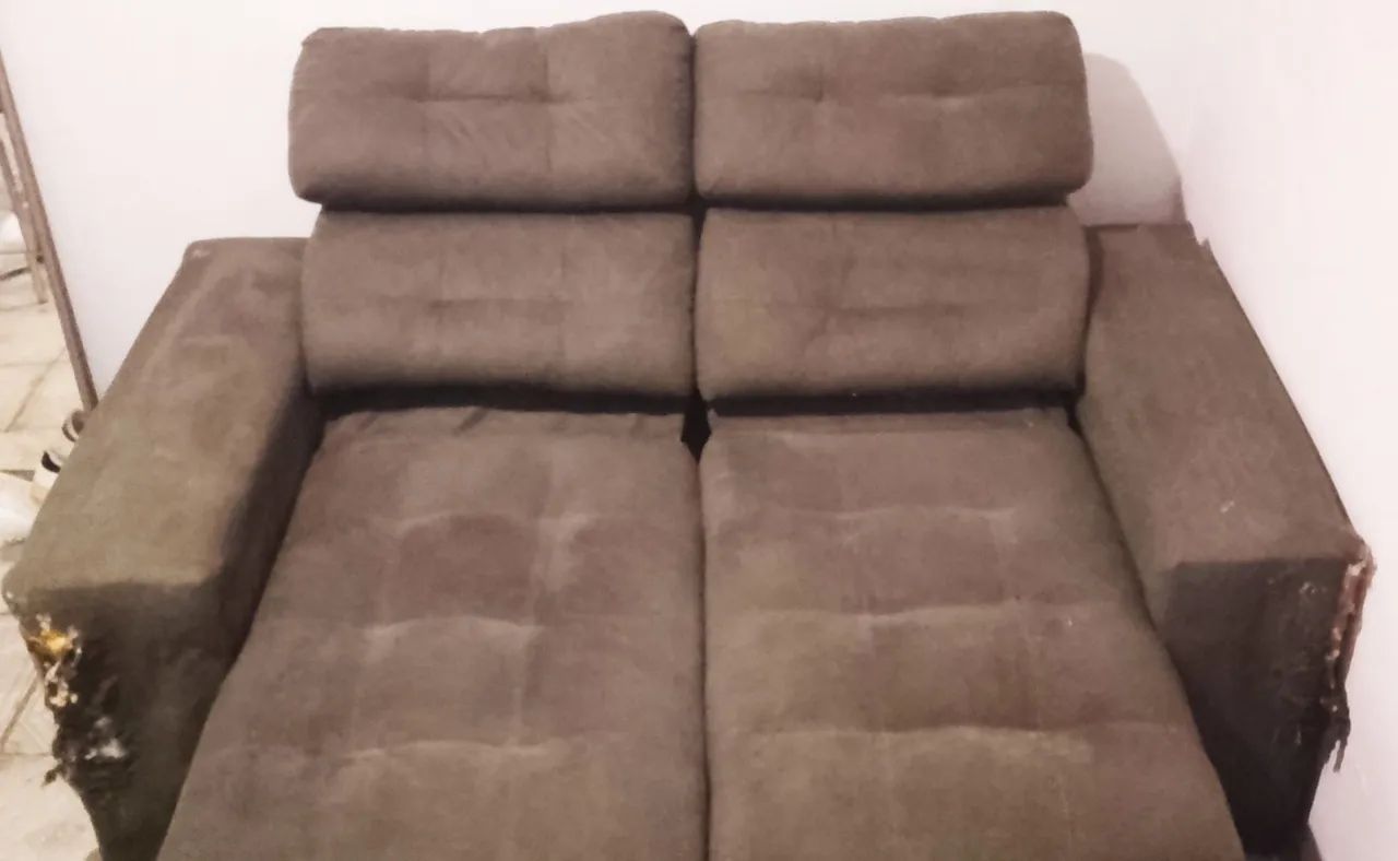 Vende-se sofá retrátil e reclinável de 2 lugares com capa - Foto 4