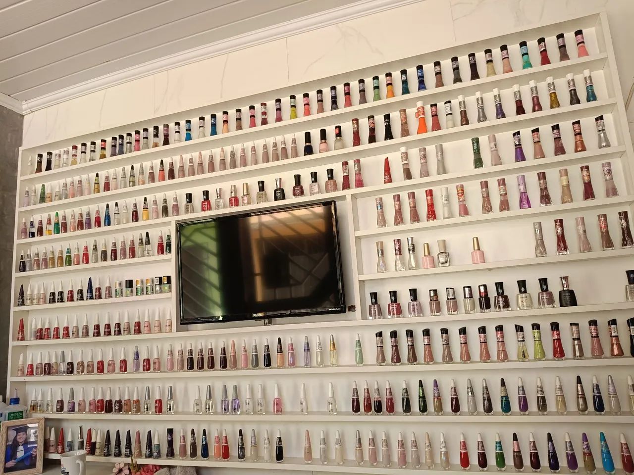 Kit painel completo com tv e esmaltes