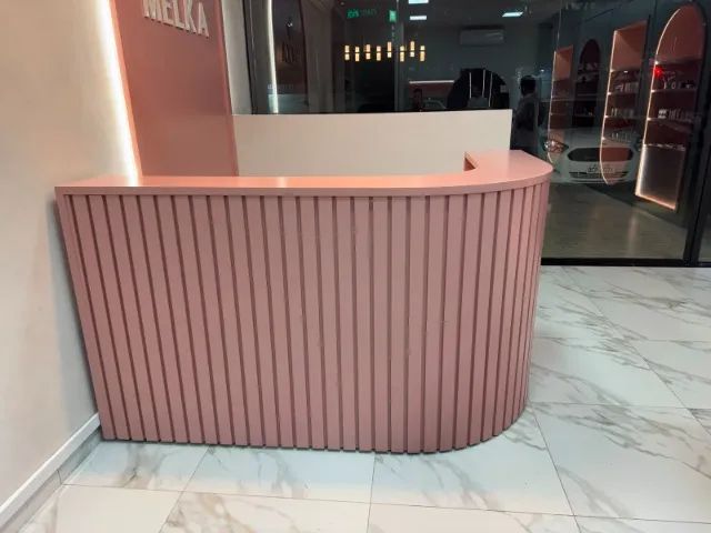BALCÃO DE ATENDIMENTO EM L, RIPADO FRONTAL, 2 GAVETAS, COM PEQUENO ARMARIO DE CANTO. - Foto 2