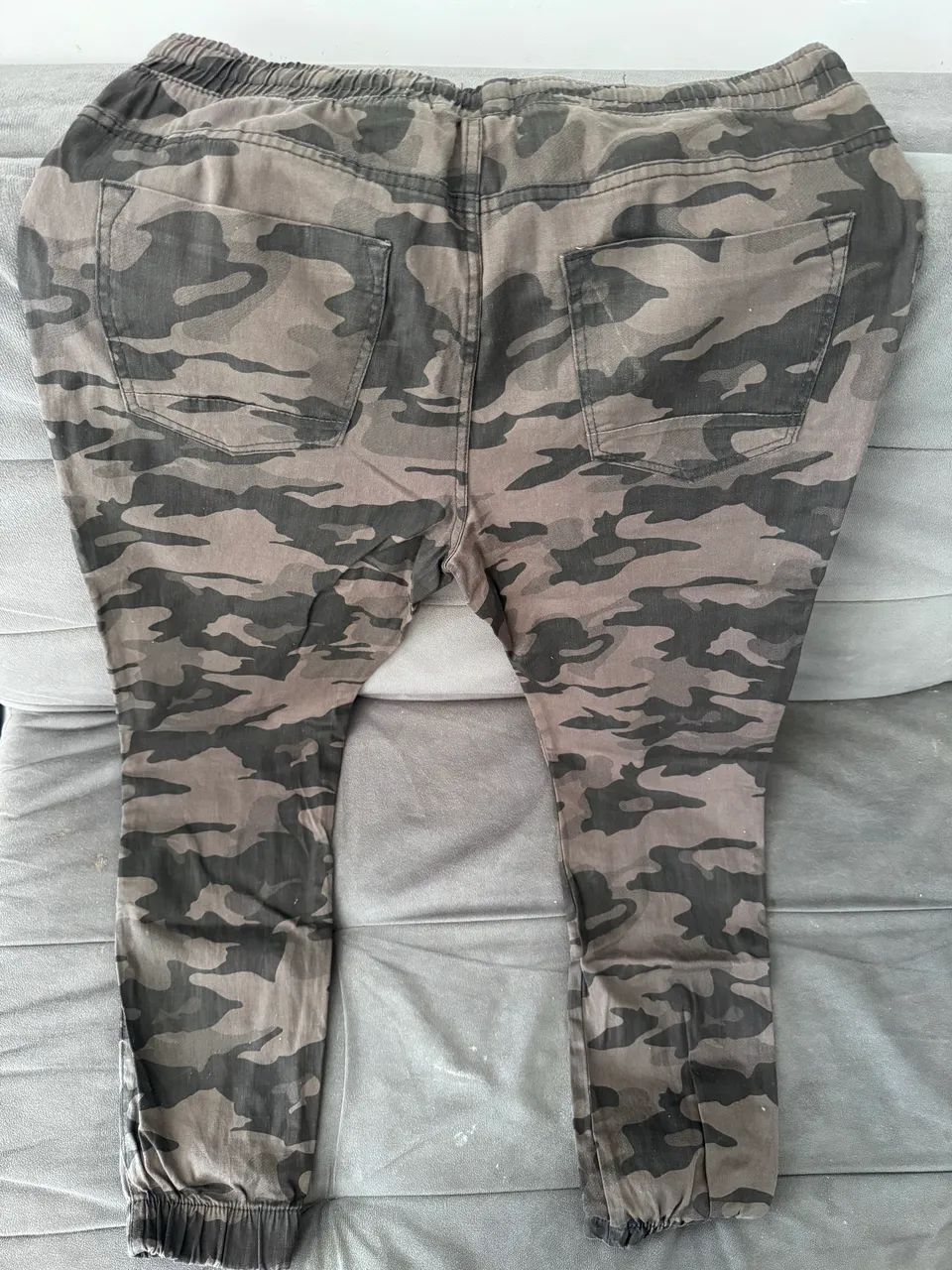 Calça jeans camuflada 
