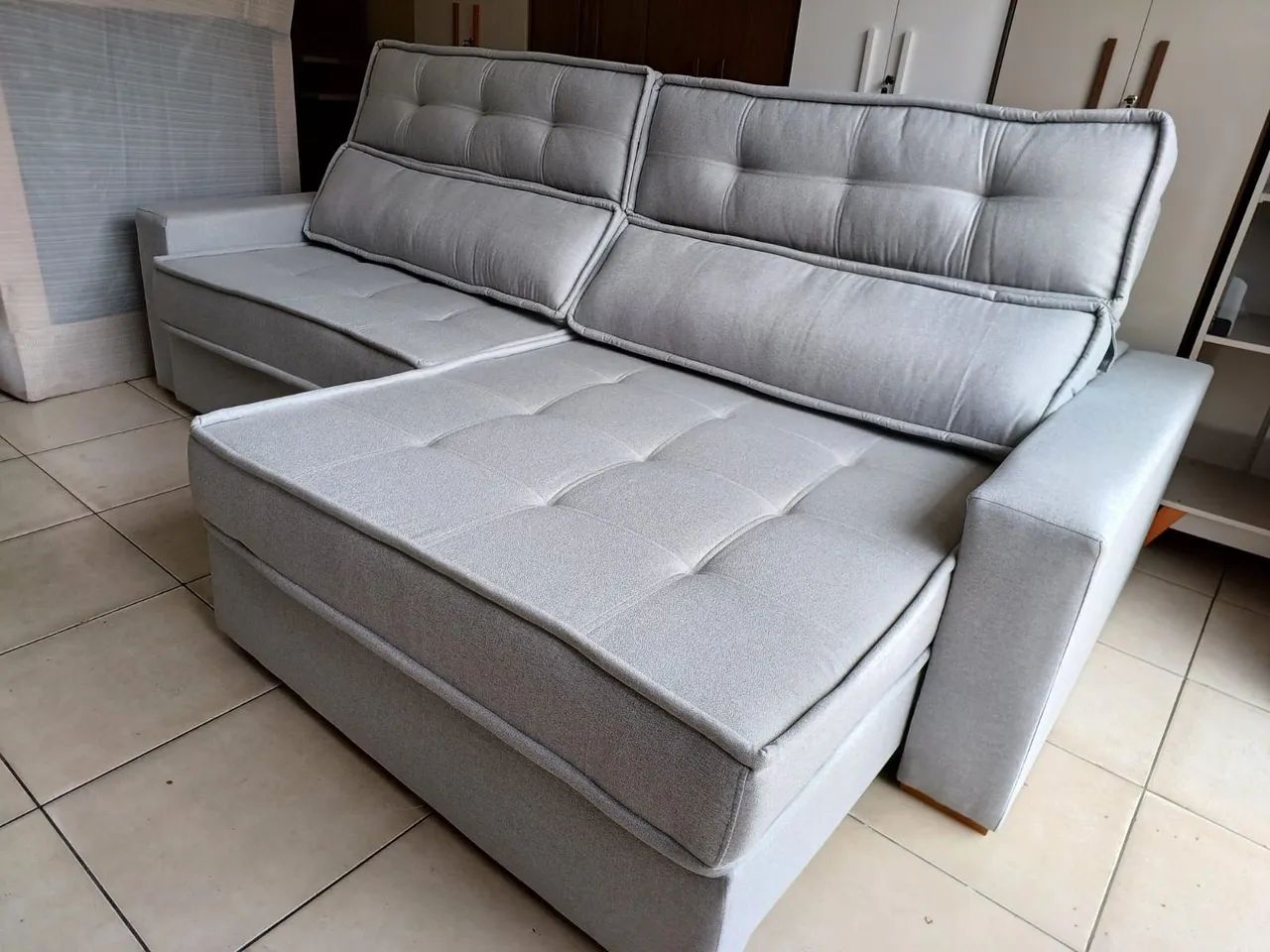 Sofá Retratil Novo Tem 2.70 De Largura Tecido Linho. - Foto 2