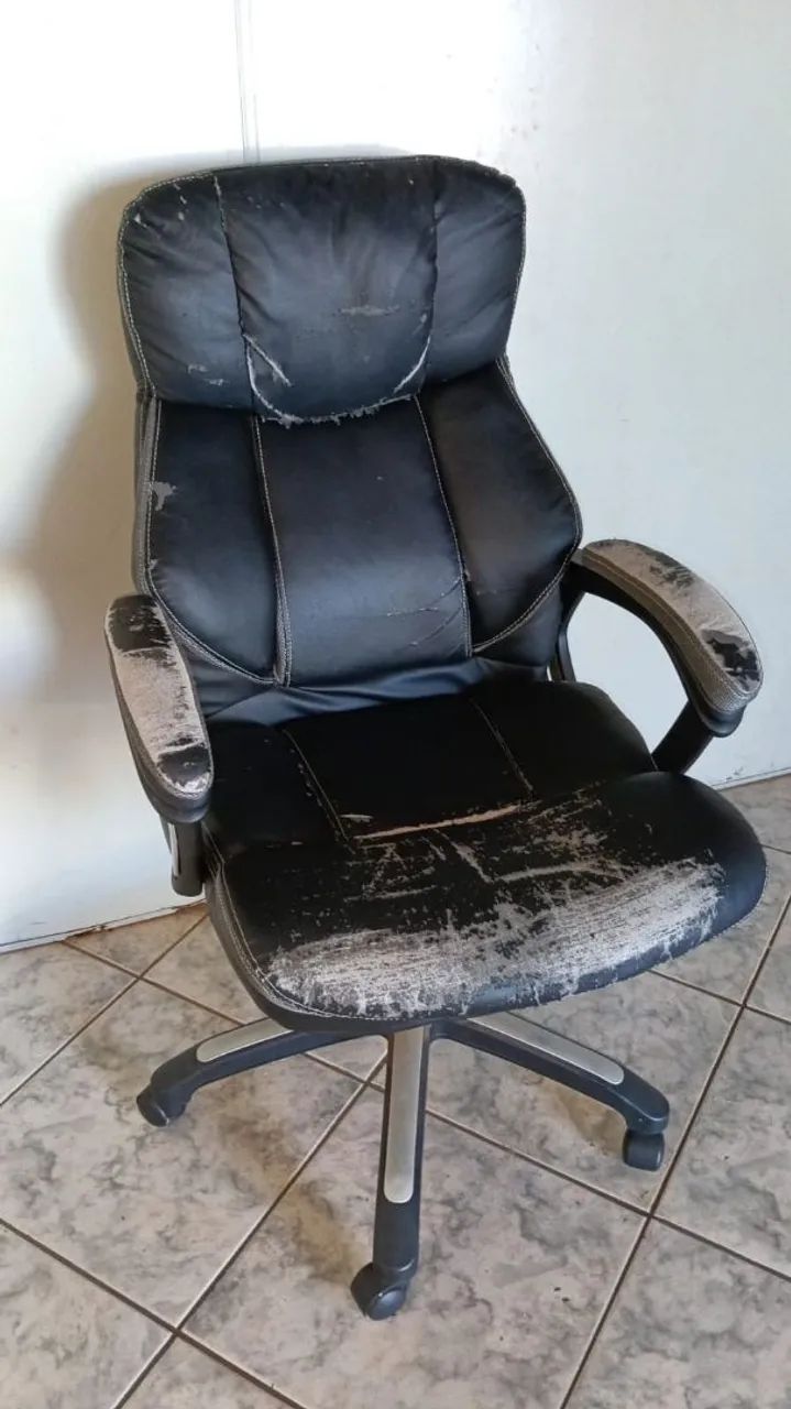 Vendo cadeira giratória preta super confortável  - Foto 2